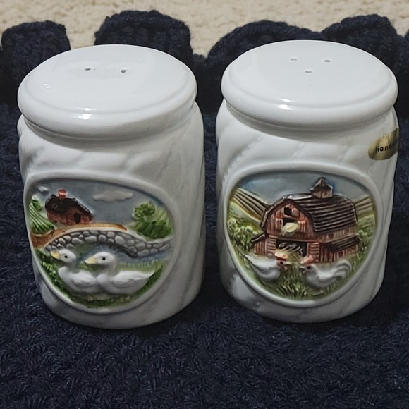 Gibson GREETING CARDS Other - Vtg Gibon Salt Pepper Shakers 3.25" White Farm Barn Ducks Chickens Handpainted